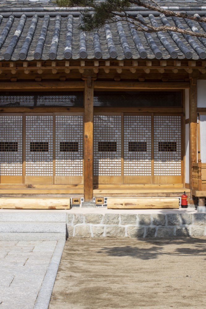 문살을 짠 소휴재의 정면 창호