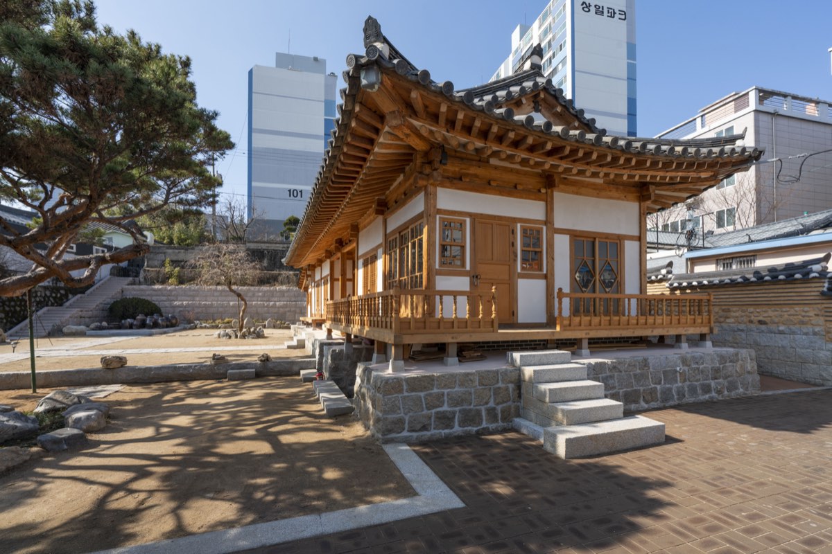 난간을 두른 툇마루