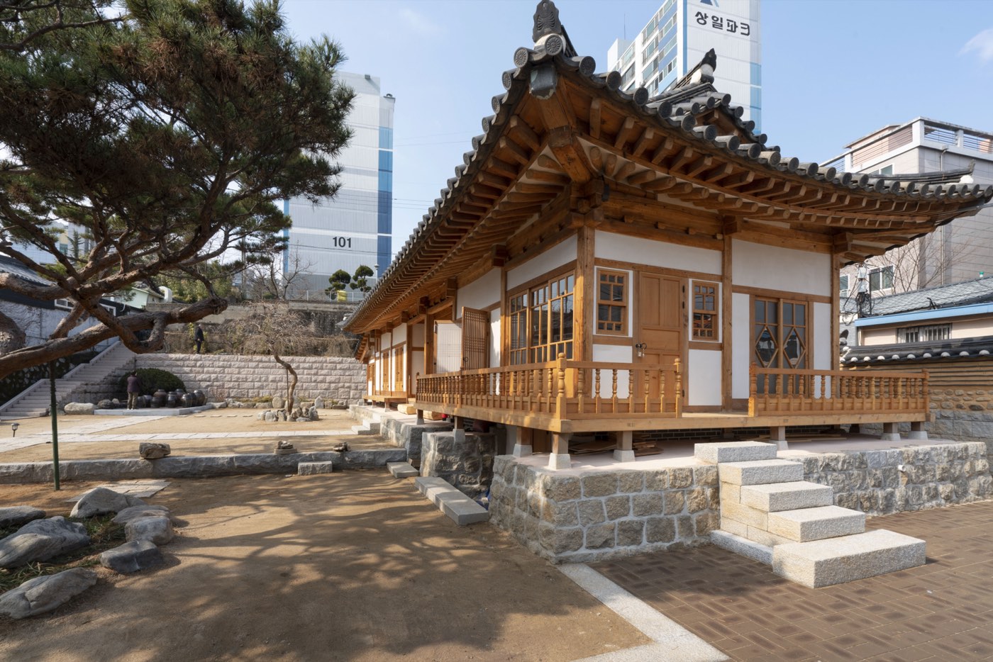 돌 축대 위에 놓인 사랑채 마루