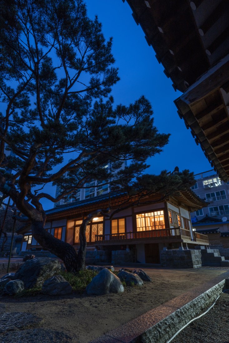 불이 켜진 밤의 소휴재