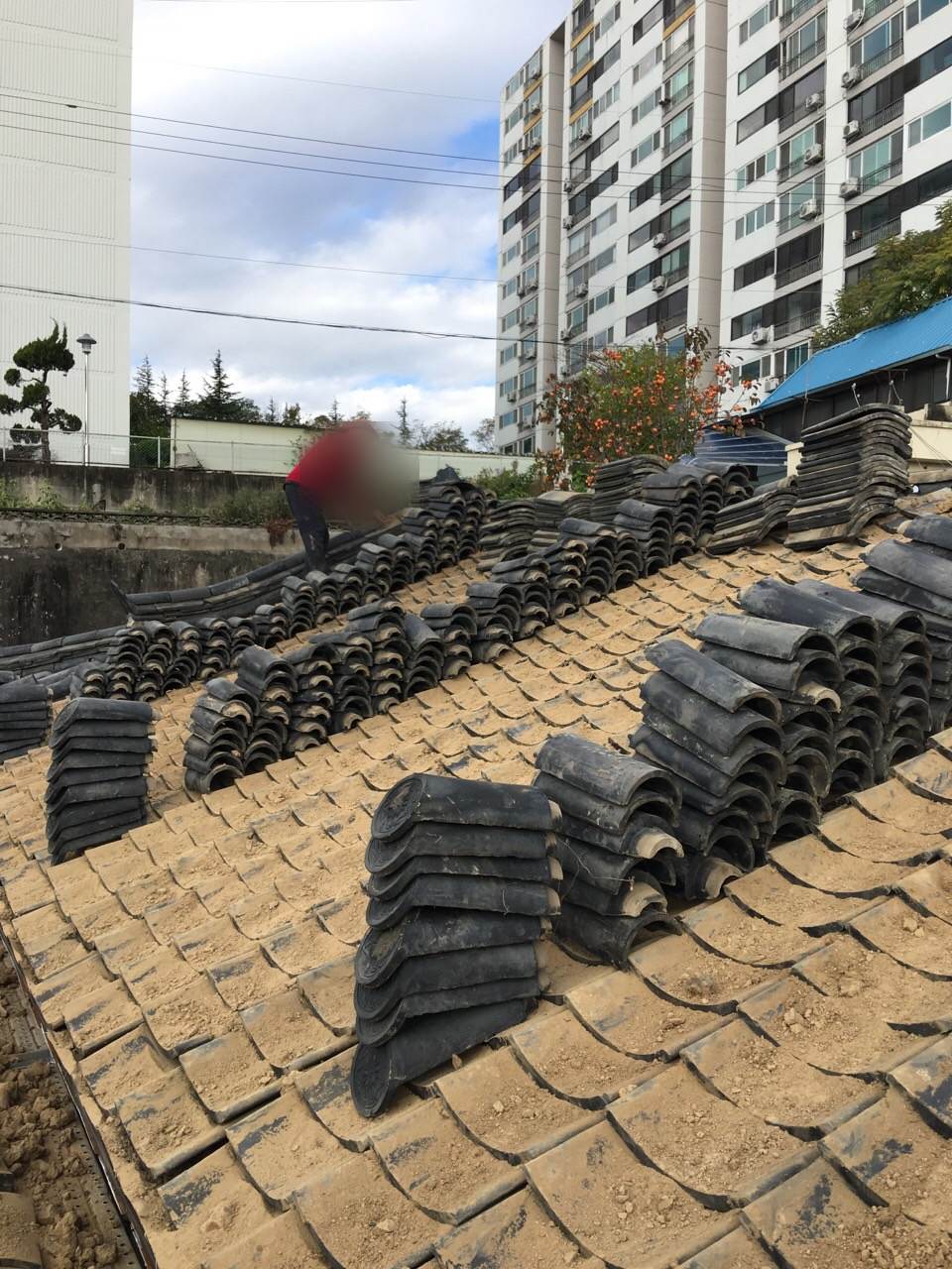 새로 구운 기와가 지붕 위에 쌓여 있는 모습