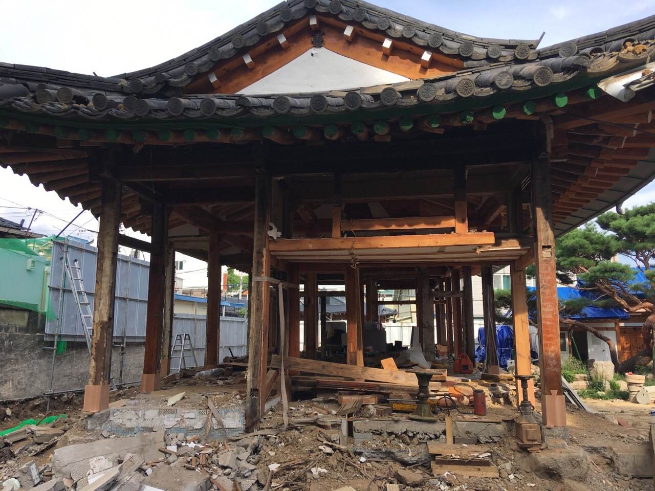 벽과 지붕을 걷어내자 드러난 100년 넘은 목조 뼈대
