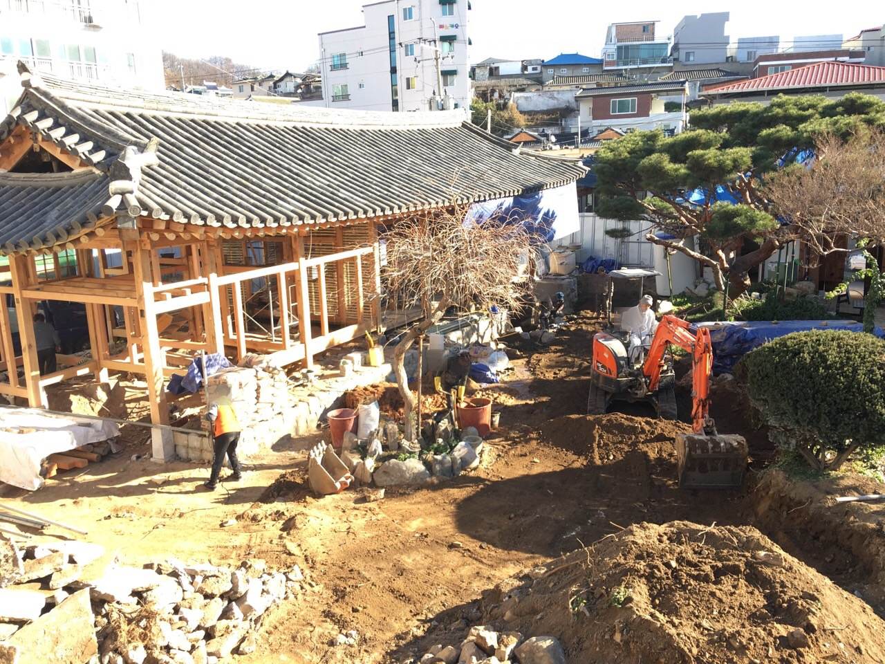 철거 후 마당에서 바라본 뼈대만 남은 본채